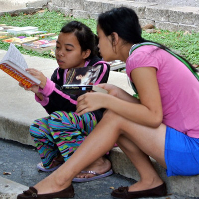 two-girls-reading